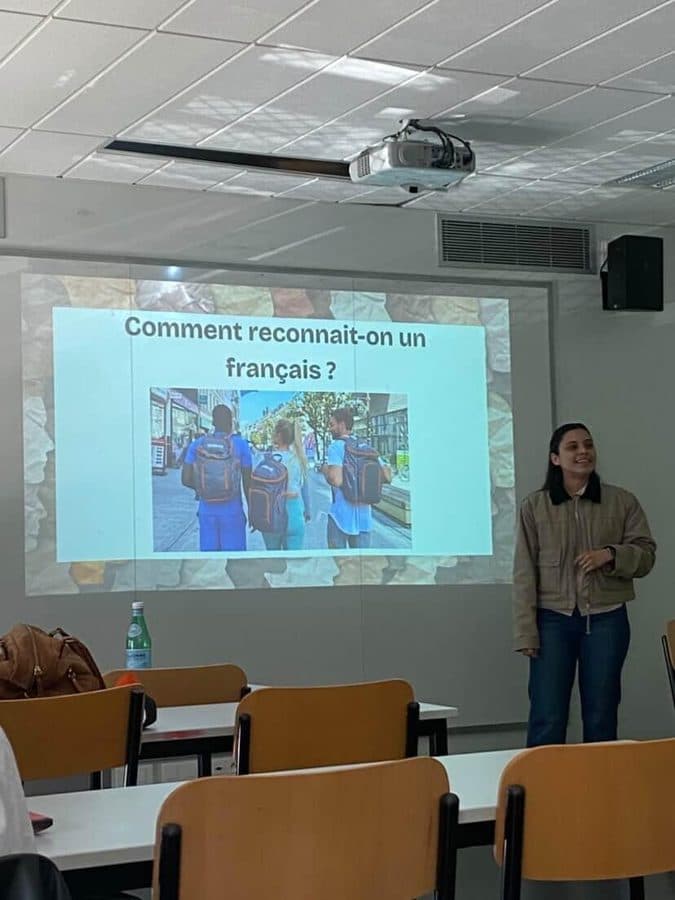 Dando una charla sobre cultura francesa — siempre buscando una excusa para hablar del tema.