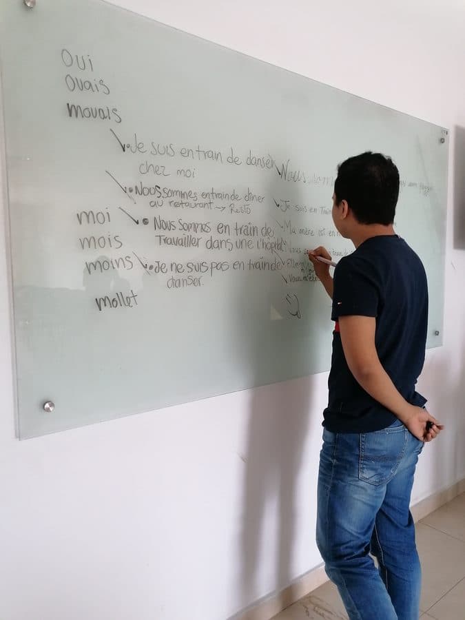 Explicando en el tablero durante una de mis clases — así empezó todo, palabra por palabra.