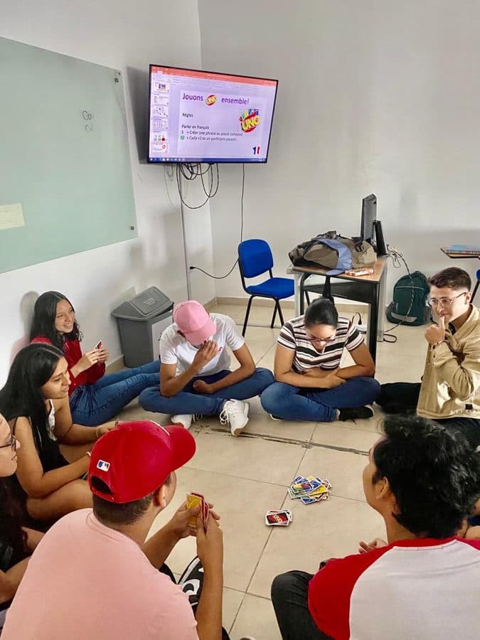 Jugando UNO en francés para practicar el passé composé — aprender también puede ser un juego.